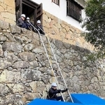 姫路市などが開発した姫路城の避難用はしご。避難時はマットも並べる＝姫路市本町（市提供）