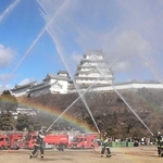 一斉放水を披露する姫路東消防署員＝姫路城三の丸広場