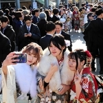 友人と記念撮影をする姫路市の「はたちの集い」の参加者＝アクリエひめじ