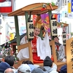 福娘をかごに乗せて市街地を練り歩いた「宝恵駕籠行列」＝姫路市内