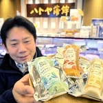 「板なし」で手軽に食べられるかまぼこ「Ｄｉｓｈ　ＯＮＥ」をＰＲする松本敏郎社長＝ハトヤ本店