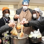 ポリ袋でご飯やおかずを作るパッククッキングに挑戦する高校生＝神崎高校
