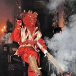 たいまつを振り回して舞う赤鬼＝姫路市書写、書写山円教寺