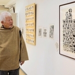 鳥を描いた作品への思いを語る岩田健三郎さん＝見野の郷交流館