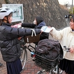 青切符の導入を告知するチラシを配る生徒（左）＝姫路市辻井９、姫路高校