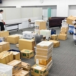 突然の衆院解散を受け投票所の物品を仕分けする姫路市選挙管理委員会の職員ら＝１９日、市役所北別館