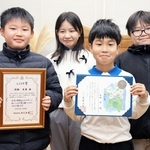 川に転落した児童を救助し、表彰される（前列左から）清瀬來夢さん、本城渚さんら＝白浜小学校