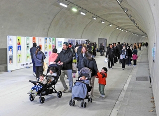 この春に開通する「俺天下山トンネル」を歩く地元市民ら＝姫路市広畑区西蒲田