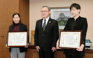 姫路市の岡本裕副市長（中央）から感謝状を受け取った長谷川真美さん（左）と山口礼子さん＝姫路市役所