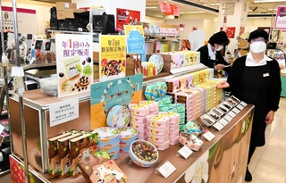 初出店の海外ブランド、国内有名パティシエのブランドなど多彩なチョコが並ぶ山陽百貨店の催し会場＝姫路市南町