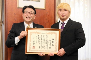 姫路市から感謝状が贈られたプロレスラーの望月ジュニア選手（右）＝姫路市役所