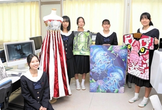 展示作品に込めた思いを語る姫路工業高校デザイン科の生徒ら＝姫路工業高校