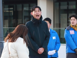 当選から一夜明け、有権者に感謝の思いを述べる山田基靖氏＝９日朝、姫路市駅前町（撮影・辰巳直之）