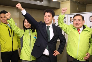 比例復活で当選し、地元議員らと拳を突き上げる住吉寛紀氏（中央）＝姫路市小姓町（撮影・辰巳直之）