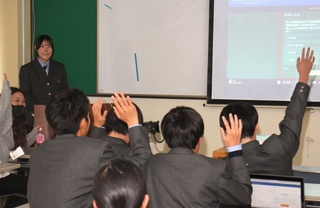 生徒が作ったアプリを紹介するプレゼンテーション＝神崎高校