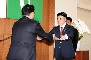 姫路市スポーツ大賞に輝いた空手の渡邊湧斗選手（右）＝姫路市役所