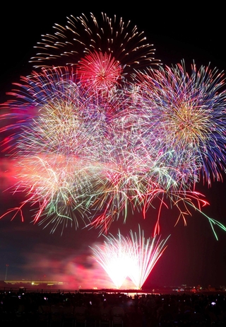 夜空を彩る「姫路みなと祭海上花火大会」（２０２５年９月１４日撮影）