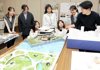 卒業設計の模型を前に意見を交わし合う学生ら＝兵庫県立大学姫路環境人間キャンパス