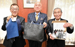 新たな皮革製品や自動車運転の安全装置を開発して補助金を受けた（左から）平井誠治さん、前田大伸さん、岡﨑善樹さん＝姫路市役所