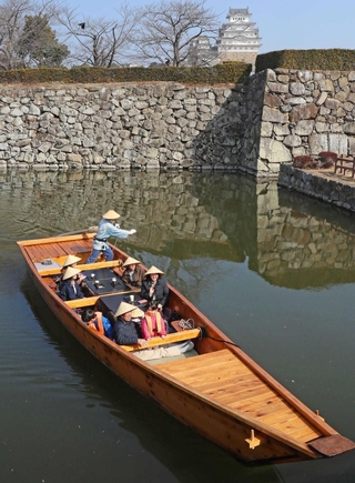 姫路城の内堀を周遊する「こたつ舟」＝２０２５年３月、姫路市本町