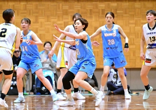 最後の地元開催となった公式戦でプレーする姫路イーグレッツの御子柴百香選手（中央）や清川璃子選手（左から２人目）ら＝昨年１２月２７日、上郡町スポーツセンター（山本直之さん提供）