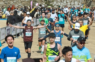 万感の表情で次々とゴールするランナーたち＝姫路市本町、姫路城三の丸広場（撮影・辰巳直之）