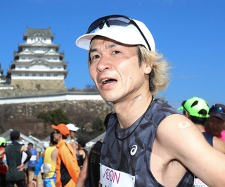 沿道の声援を受けて完走したという間慎太郎さん＝姫路城三の丸広場（撮影・辰巳直之）