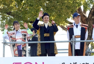 ランナーに手を振る池松壮亮さん（右）とスペシャルゲストランナーの田中希実選手＝姫路市本町（撮影・後藤亮平）