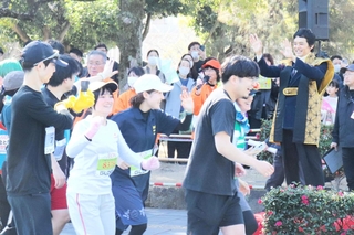 世界遺産姫路城マラソンのファンラン５キロでランナーを応援する俳優の池松壮亮さん（右）＝姫路市本町