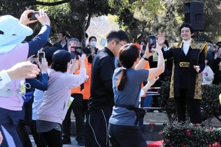 世界遺産姫路城マラソンのファンラン５キロでランナーを応援する俳優の池松壮亮さん（右）＝姫路市本町