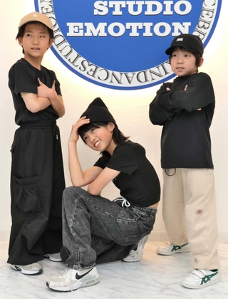 ブレイキンの全国大会に出場する（左から）森上愛夢さん、宇田朱々菜さん、田中碧斗さん＝姫路市保城