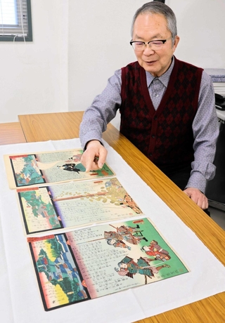 巡礼の霊場を解説した「観音霊験記」を前に講座について語る小栗栖健治・播磨学研究所長＝播磨学研究所