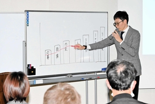若手社員の離職を防ぐ「承認」の技術などを紹介する、特定社会保険労務士の泉正道さん＝姫路市下寺町