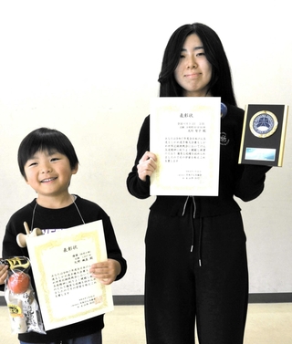 「第５０回全日本けん玉道もしかめ選手権大会」で優勝した矢野颯真ちゃん（左）と、準優勝した大竹智子さん＝姫路市花田町加納原田