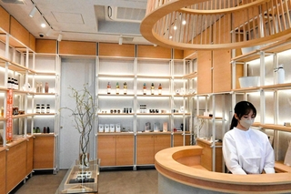 観光案内や特産品の販売、手荷物預かりなどを担うコンシェルジュカウンター＝姫路市西駅前町