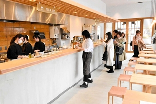 県産食材をたっぷり使ったスープなどが提供されるカフェスペース＝姫路市西駅前町