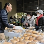 丸々とした大きなレンコンが並んだ直売会場＝姫路市大津区恵美酒町１