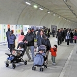 この春に開通する「俺天下山トンネル」を歩く地元市民ら＝姫路市広畑区西蒲田