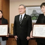 姫路市の岡本裕副市長（中央）から感謝状を受け取った長谷川真美さん（左）と山口礼子さん＝姫路市役所
