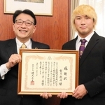 姫路市から感謝状が贈られたプロレスラーの望月ジュニア選手（右）＝姫路市役所