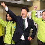 比例復活で当選し、地元議員らと拳を突き上げる住吉寛紀氏（中央）＝姫路市小姓町（撮影・辰巳直之）