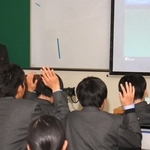 「二度寝」防止、配布プリントのデータ化…高校生の悩み、AIで解決　神崎高生がアプリ開発