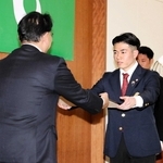 姫路市スポーツ大賞に輝いた空手の渡邊湧斗選手（右）＝姫路市役所