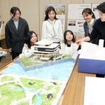 卒業設計の模型を前に意見を交わし合う学生ら＝兵庫県立大学姫路環境人間キャンパス
