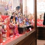 豪華な御殿飾り、素朴な土雛…多彩なひな人形100組展示　日本玩具博物館