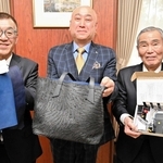 新たな皮革製品や自動車運転の安全装置を開発して補助金を受けた（左から）平井誠治さん、前田大伸さん、岡﨑善樹さん＝姫路市役所