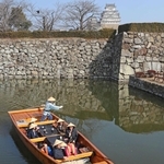 姫路城の内堀を周遊する「こたつ舟」＝２０２５年３月、姫路市本町