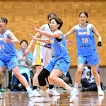 最後の地元開催となった公式戦でプレーする姫路イーグレッツの御子柴百香選手（中央）や清川璃子選手（左から２人目）ら＝昨年１２月２７日、上郡町スポーツセンター（山本直之さん提供）