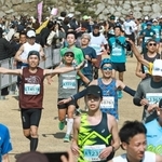 万感の表情で次々とゴールするランナーたち＝姫路市本町、姫路城三の丸広場（撮影・辰巳直之）