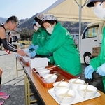 ランナーに手作りの豚汁を振る舞う地元住民ら＝姫路市夢前町塩田、塩田公民館